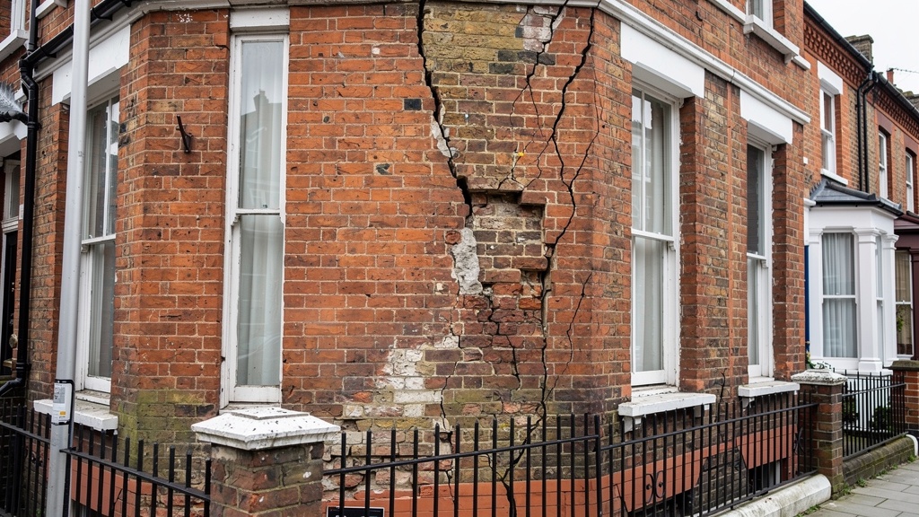 Structural cracks in Victorian terrace brickwork — guide to understanding cracks and subsidence